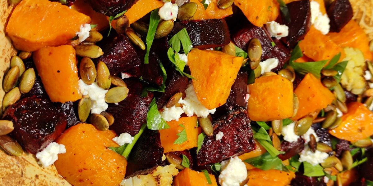 Röstitud peedi- ja bataadisalat fetajuustu ja röstitud kõrvitsaseemnetega